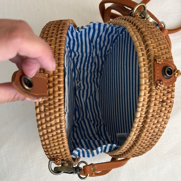 Tan Woven Crossbody Bag with Spiral Weave - Picture 2 of 3